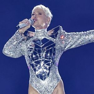 Xuxa Meneghel reforça seus próprios valores ao usar figurino cavado em show