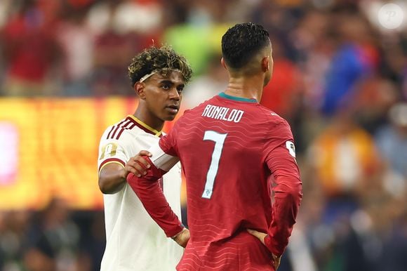 Após eliminar Portugal e encerrar a trajetória de Cristiano Ronaldo em Copas, a Espanha também viu Inés García Santos viralizar com homenagem apaixonada a Lamine Yamal nas arquibancadas