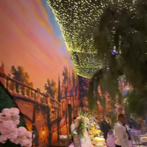 A Casa VF, em Goiânia, foi transformada em um cenário de conto de fadas para o aniversário de 4 anos de Maria Flor. A decoração inspirada em 'Enrolados' reuniu árvores cenográficas, flores, castelos, animais decorativos e iluminação especial