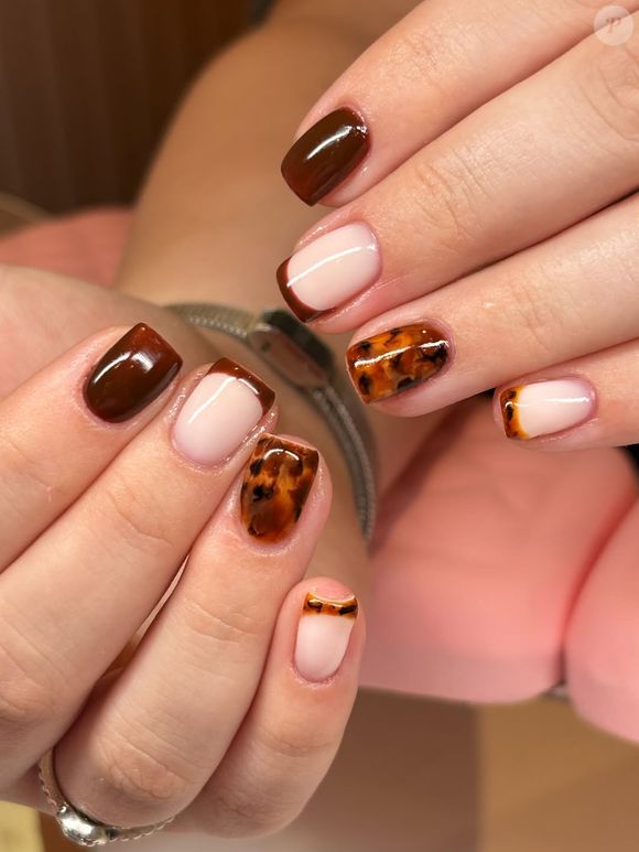 Unhas quadradas com estampa de tartarugas podem ser boas escolhas neste Outono, já que elas mantém a ousadia do animal print e fogem do óbvio