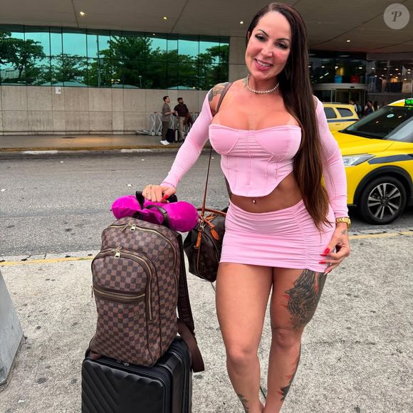 Após polêmica, Elisa Sanches justificou o fato de não estar com calcinha na hora de sua coroação na Império da Tijuca. 'Coloquei uma saia aberta. O meu biquíni estava sujo, eu tinha acabado de chegar de São Paulo'