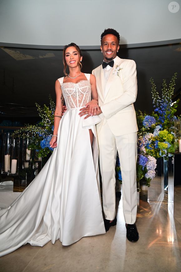 O casamento, que custou cerca de R$ 2 milhões, reuniu 350 convidados no Salão Cristal do Palácio Tangará, espaço com mais de 440 m², pé-direito de 8 metros e vista para o verde exuberante do Parque Burle Marx