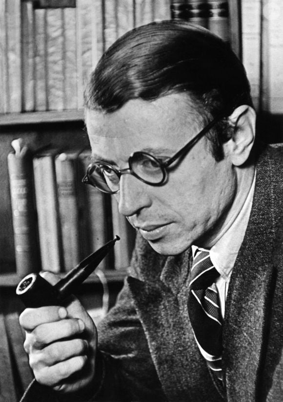 Segundo Sartre, a existência não é guiada por um destino ou um roteiro predeterminado que lhe diga quem você é, mas sim você se define continuamente por meio de suas ações