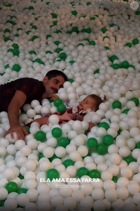 Ex-noivo de Fernanda Paes Leme, Victor Sampaio se divertiu com a filha em uma piscina de bolinhas