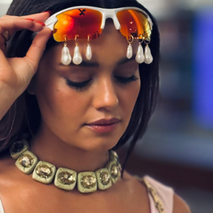 Sophie Charlotte chega com óculos diferente look de verão na Marquês da Sapucaí