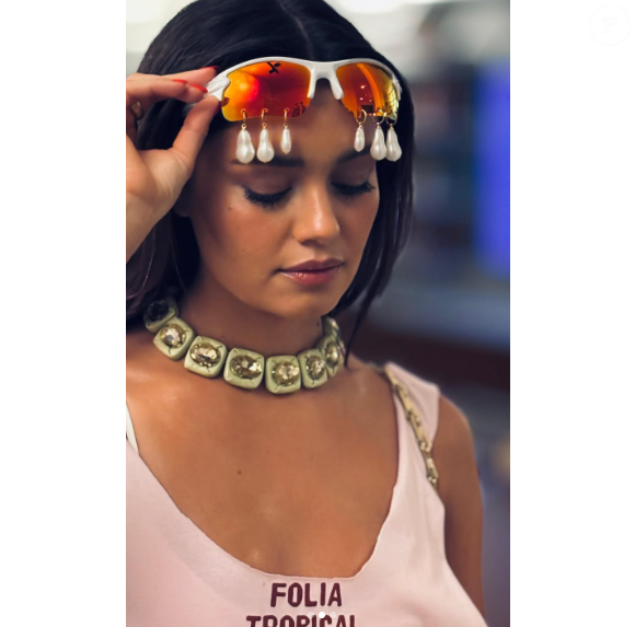 Sophie Charlotte chega com óculos diferente look de verão na Marquês da Sapucaí