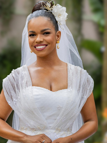 Aposentei o salto alto no casamento! Os novos tênis românticos com bordados delicados e paetês da Converse, clássico desde 1917, substituem o desconforto nos pés: do vestido de noiva ao look de festa boho chic