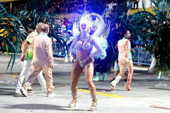 Carnaval com LED: Paolla Oliveira usou artifício no último desfile como rainha de bateria da Grande Rio