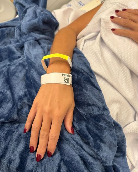 Patrícia Poeta publicou uma foto de sua mão em um quarto de hospital nesta tarde
