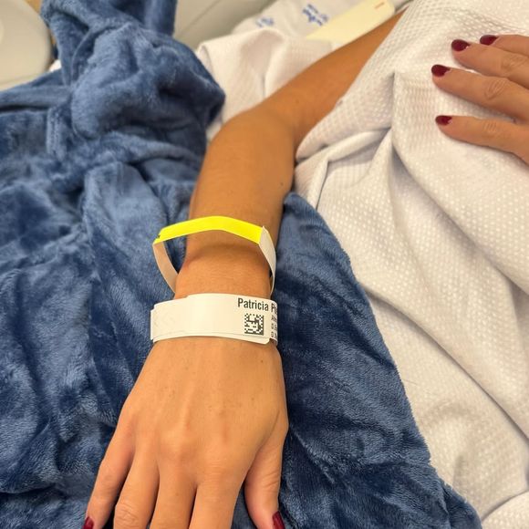 Patrícia Poeta publicou uma foto de sua mão em um quarto de hospital nesta tarde