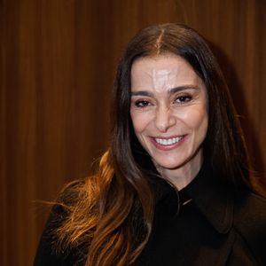 Tudo preto, mas longe do básico. Mônica Martelli surgiu com um visual sofisticado e minimalista, provando que peças clássicas continuam sendo sinônimo de estilo nas noites mais elegantes da temporada