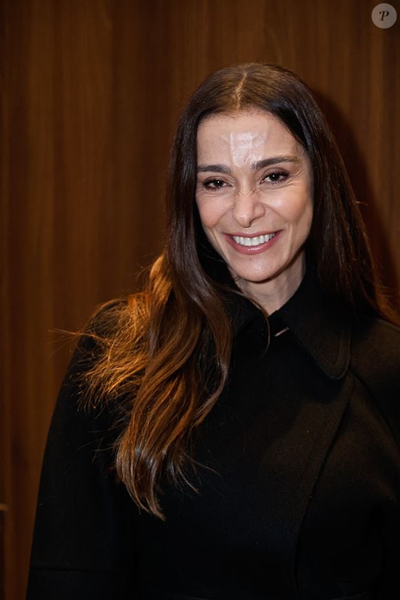 Tudo preto, mas longe do básico. Mônica Martelli surgiu com um visual sofisticado e minimalista, provando que peças clássicas continuam sendo sinônimo de estilo nas noites mais elegantes da temporada