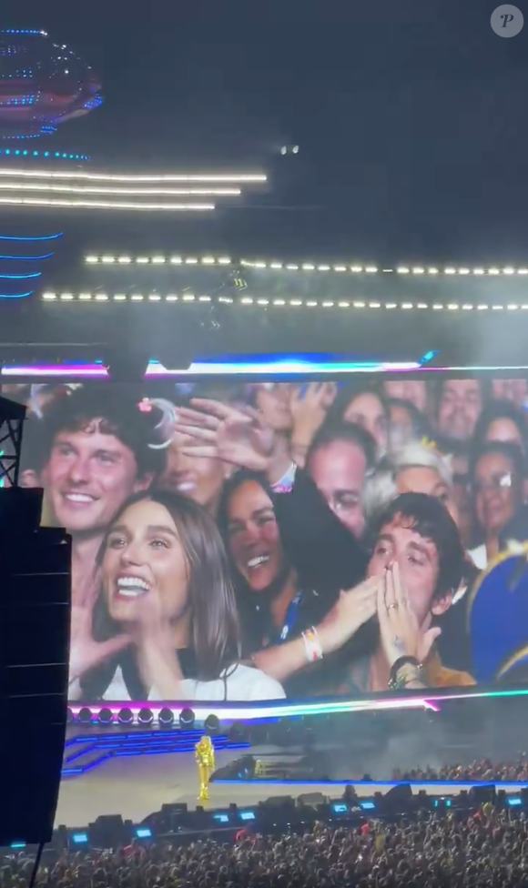 Xuxa aproveitou a presença de Sasha Meneghel, Bruna Marquezine, João Lucas e Shawn Mendes na plateia para pedir netinhos aos casais