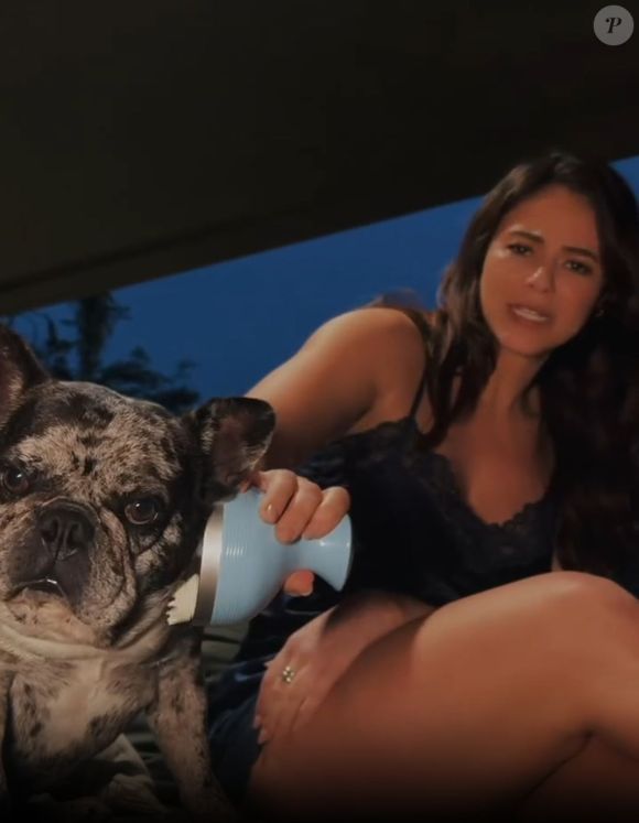 Paolla Oliveira apareceu fazendo massagem em seu cachorro
