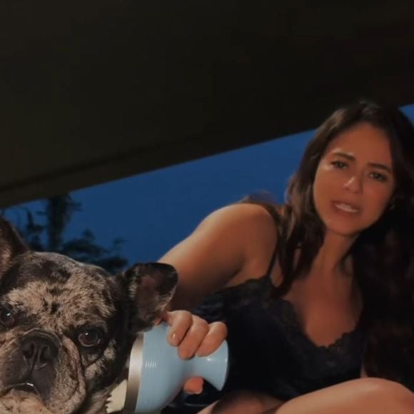 Paolla Oliveira apareceu fazendo massagem em seu cachorro