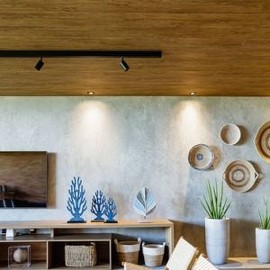 Privacidade máxima no Réveillon: casa alugada por Bruna Marquezine e Shawn Mendes em São Miguel dos Milagres é cercada por tapumes após repercussão do destino escolhido para a virada do ano.