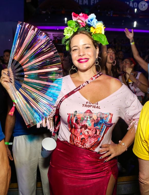 Leandra Leal apostou em acessório floral na cabeça e leque para compôr seu look no Carnaval 2026