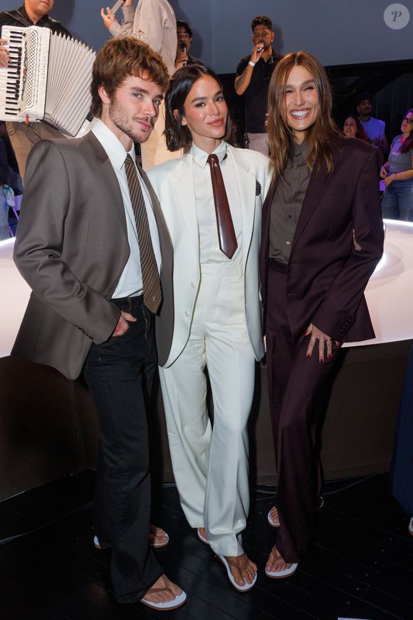 Bruna Marquezine, Sasha Meneghel e João Lucas apostam em looks de alfaiataria combinados com sandálias em desfile da Havaianas