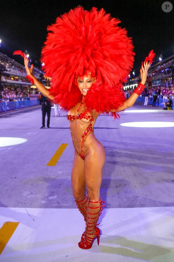Sabrina Sato em look vermelho neste domingo (15) para a Sapucaí