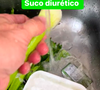 Para fazer, comece higienizando bem o salsão, desde as folhas até o talo