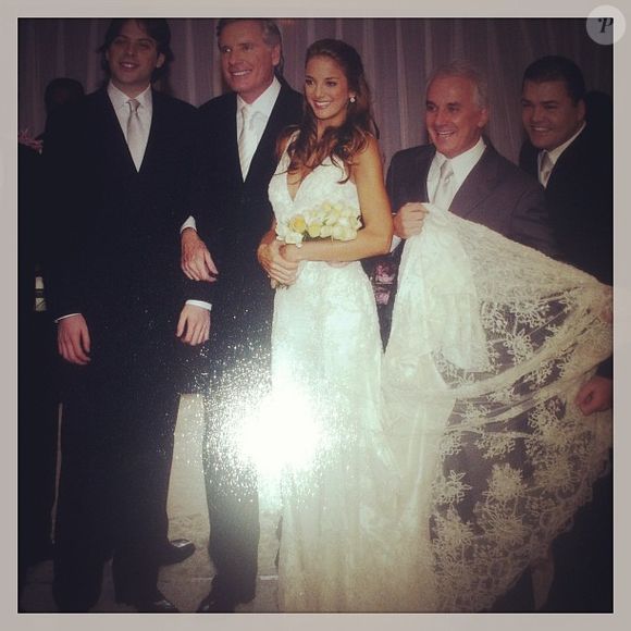 Com cabelo natural e maquiagem elegante, Ticiane Pinheiro se casou com Roberto Justus em maio de 2006 em uma cerimônia para 600 pessoas