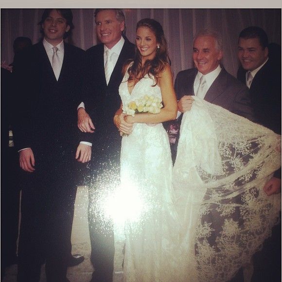 Com cabelo natural e maquiagem elegante, Ticiane Pinheiro se casou com Roberto Justus em maio de 2006 em uma cerimônia para 600 pessoas