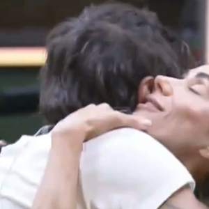 Fãs de 'A Fazenda 17' se dividem após atitude de Michelle Barros e momento íntimo com Shia viralizar nas redes sociais