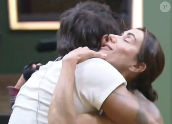 Fãs de 'A Fazenda 17' se dividem após atitude de Michelle Barros e momento íntimo com Shia viralizar nas redes sociais