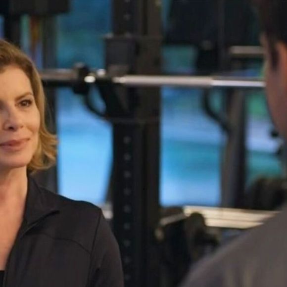 Odete Roitman (Debora Bloch) exige que Fátima (Bella Campos) cancele suas redes sociais