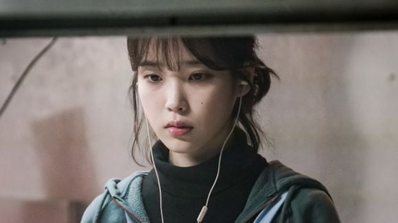 Finalmente encontrei na Netflix um dorama que me fizesse tirar do peito tudo o que eu estava guardando há muito tempo: é como um livro de autoajuda, mas ainda mais sensível e que fala sobre a tristeza e solidão de pessoas sobrecarregadas pela vida