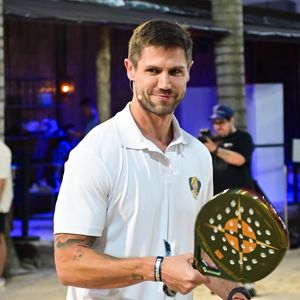 Jonas Sulzbach aparece em clima descontraído durante torneio de beach tennis na capital paulista