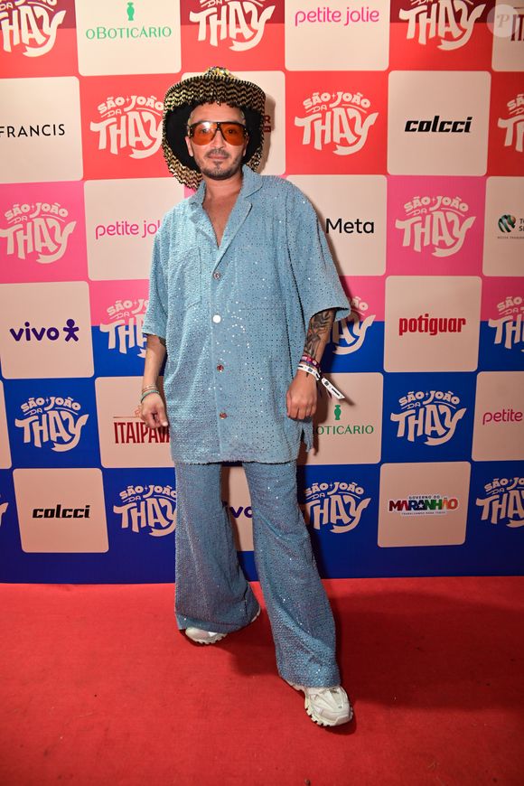 O cantor Felipe Mar apostou em um look brilhante com um chapéu extravagante