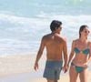 Nathalia Dill foi à praia com o marido, Pedro Curvello