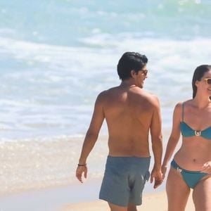Nathalia Dill foi à praia com o marido, Pedro Curvello