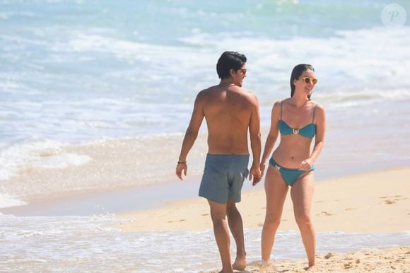 Nathalia Dill foi à praia com o marido, Pedro Curvello