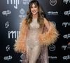 Claudia Leitte: apostou em um macacão ajustado com aplicação integral de pedrarias prateadas brilhantes e sapatos de plataforma combinando. Para completar a produção dramática, usou uma capa longa transparente tom pêssego com mangas estruturadas em plumas