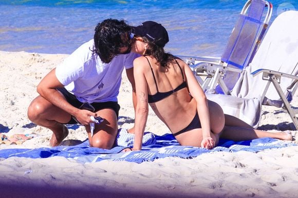 Rodrigo Simas e Agatha Moreira mostraram sintonia em cliques de um dia de praia no Rio. O casal foi fotografado trocando beijos e abraços