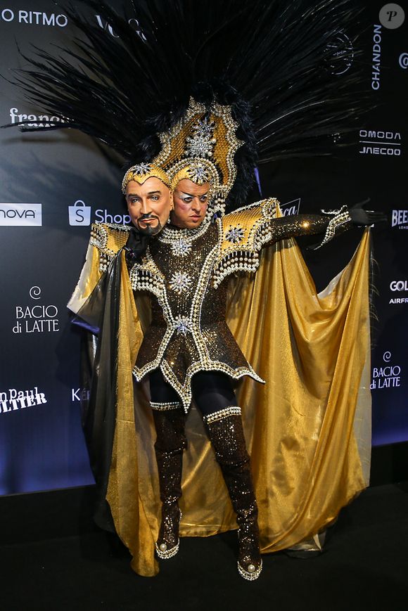 Baile da Vogue 2026: Walério Araújo escolheu um look babadeiro em preto e dourado com uma máscara