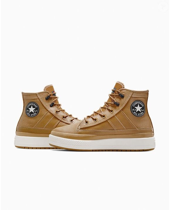 O Chuck Taylor All Star Equip Waterproof, da Converse, conta com cadarços de ajuste rápido, pensados para facilitar na hora de calçar o modelo. O detalhe acrescenta praticidade à proposta do tênis, que reúne características funcionais em um design de inspiração robusta