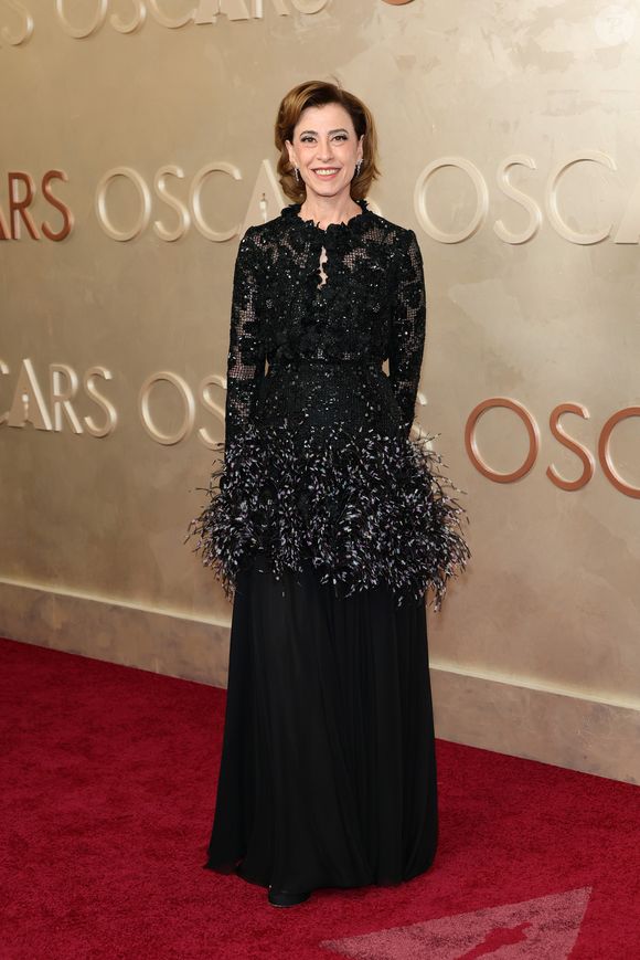 Fernanda Torres optou por um vestido Chanel exclusivo para o red carpet, no Oscar 2025.