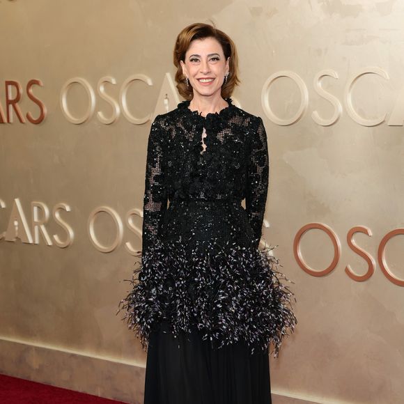 Fernanda Torres optou por um vestido Chanel exclusivo para o red carpet, no Oscar 2025.