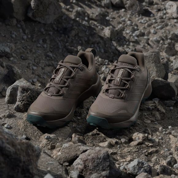 Feitos com materiais reciclados, os tênis tem diferentes cores para todos os gostos