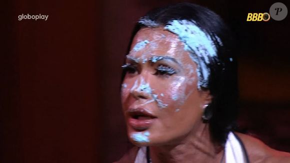 Gracyanne levou torta na cara de Diogo Almeida, mas acabou com o ator na réplica no 'BBB 25'