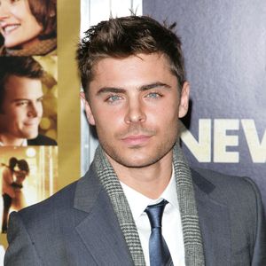 2011: Zac Efron já começou a amadurecer sua aparência e mudar o rosto