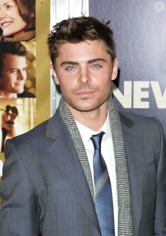 2011: Zac Efron já começou a amadurecer sua aparência e mudar o rosto