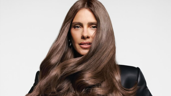 Morena com toque dourado! Carolina Dieckmmann surpreende ao surgir com cabelo castanho iluminado exclusivo: 'Natural, mas tem um glow especial'