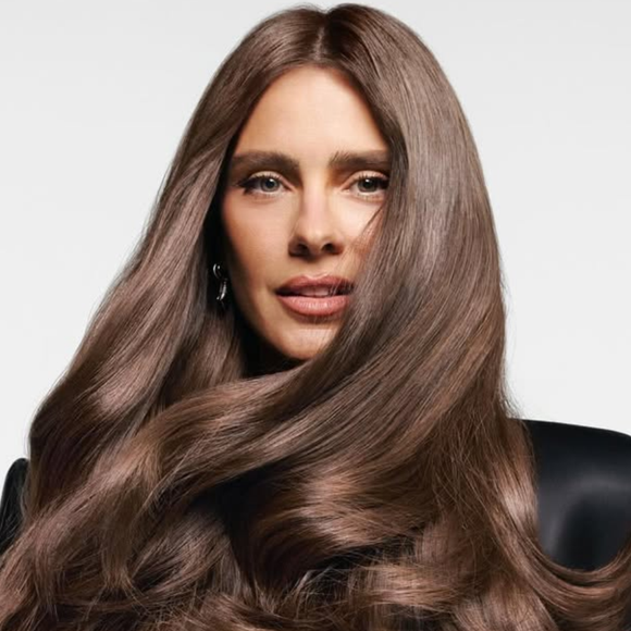 Morena com toque dourado! Carolina Dieckmmann surpreende ao surgir com cabelo castanho iluminado exclusivo: 'Natural, mas tem um glow especial'