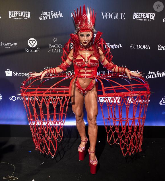 Foto: Baile da Vogue 2026: look de Sabrina Sato roubou a cena por ser todo vazado, além de ter detalhes extravagantes no corpo e um salto altíssimo - Purepeople