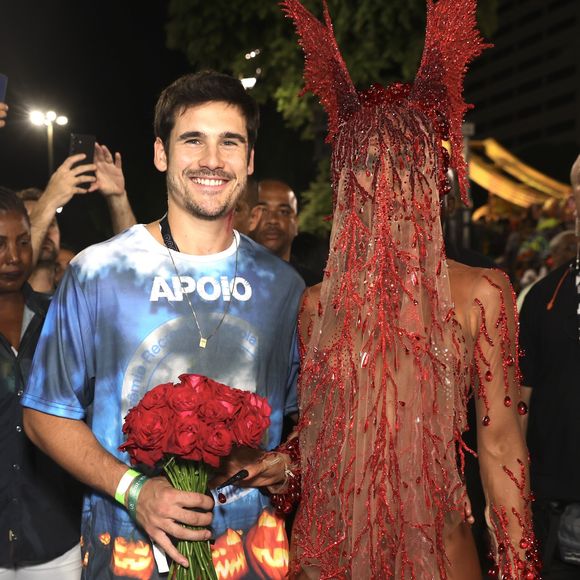 Com rosto coberto, Sabrina Sato posou com Nicolas Prattes na concentração