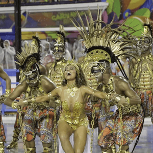 Juliana Paes arrasa ao lado dos bailarinos da comissão de frente da Viradouro em 2015